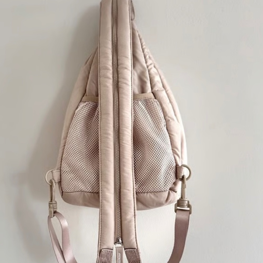 SOLD-Wilo the Label sling bag - Picture 3 of 7